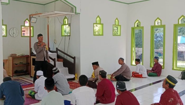 Kapolsek Ampana Kota Iptu Maryanto saat melaksanakan kegiatan Jumat Curhat di Masjid Darusalam Dusun Uemangara Desa Padang Tumbuo, Kecamatan Ampana kota, Kabupaten Touna, Jumat (17/5/2024).