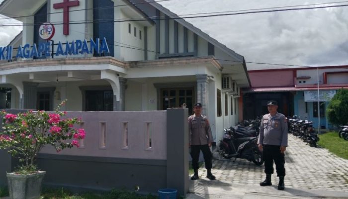 Personil Polsek Ampana Kota Bripka I Komang Budiasa, SH bersama Bripka Karman saat melaksanakan patroli di gereja