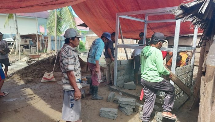 Satgas TMMD Ke-120 Kodim 1307 Poso Lakukan Pemasangan Kloset dan Kerangka Baja Ringan Warga Desa Uekambuno
