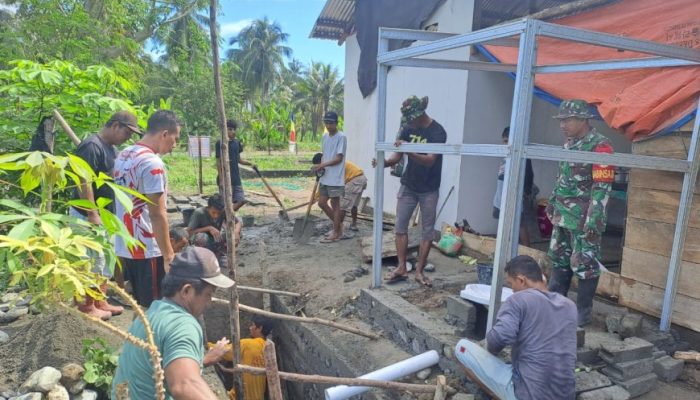 TMMD Ke-120 Kodim 1307 Poso, Anggota Satgas Lakukan Pemasangan Kerangka Baja Ringan di Kediaman Bapak Ardin De'e