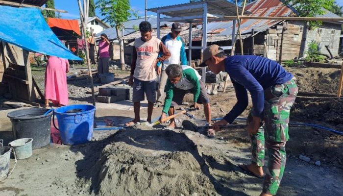Warga Bersama Anggota Satgas TMMD Buat Batako Jamban Warga Desa Uekambuno