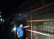 Kepala Kesatuan Pengamanan Lapas (KPLP) Finley E Ruindungan didampingi petugas jaga I Gede Wawan Ariandana turut melakukan pengecekan kondisi blok hunian.