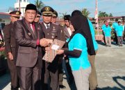 Pj. Sekretaris Daerah Kabupaten Tojo Una-Una, Alimudin Muhammad saat menyerahkan SK Remisi Umum secara simbolis kepada 2 orang Warga Binaan.