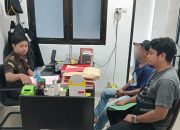 Penyidik Satresnarkoba Polres Touna, saat menyerahkan tersangka Kasus Narkotika berinisial AAL (29) kepada JPU Kejaksaan Negeri Touna