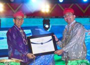 Kakanwil Kemenkumham Sulteng Saat Menerima Penghargaan Dari Kepala Bi