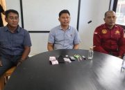 Kasat Resnarkoba Polres Touna, AKP I Gede Krisna Arsana didampingi KBO Satresnarkoba Aiptu Andi Maruli Wijaya dan Kasubsi Penmas Aiptu Fasisto Handoko