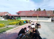 Warga Binaan Lapas Ampana Lakukan Pembersihan Area Lapas